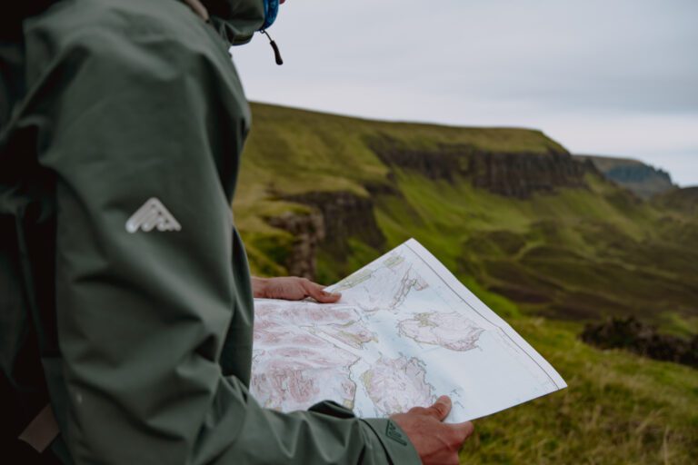 Randonneur avec une carte en main de l'itinéraire du trek en écosse